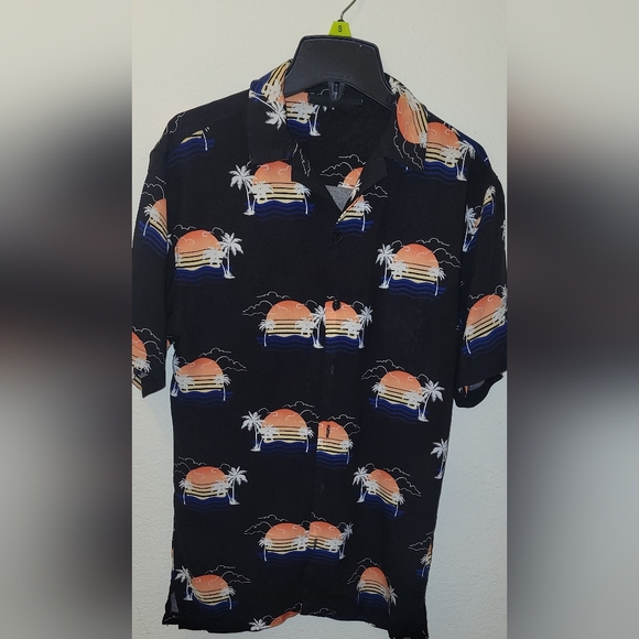 Men's XS (30-32) Tropical button down Shirt. Worn once LIKE NEW - Picture 1 of 5